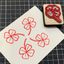 Stempel met een klavertje vier met rode inkt 