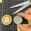 Lasercut stempelrubber en houder uit hout op elkaar plakken